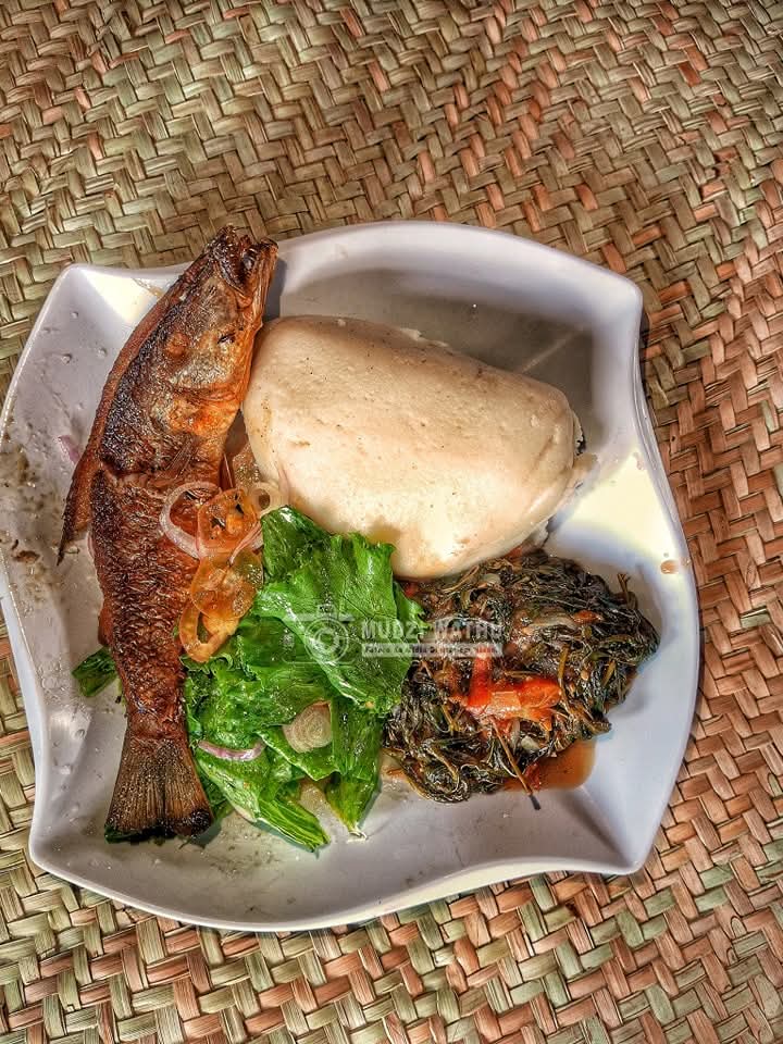 Autor: Desconhecido 
Prato: China, acompanhada de sala de alface, N'tolilo e peixe que se encontra ao longo das águas doce do Lago Niassa.